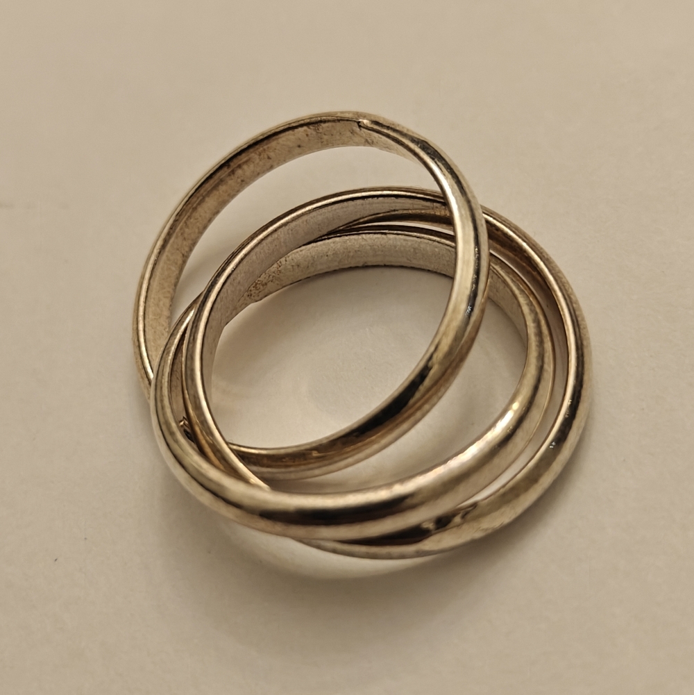 Elegant Silver Three Interlocking Band Rings - Picture 5 of 12